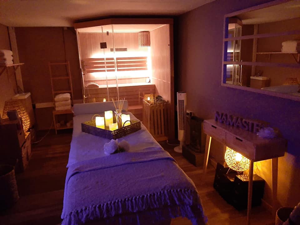 Photo intérieur table de massage lumière mauve salon de coiffure et institut de beauté Miss Hair coiffure et esthétique Caen