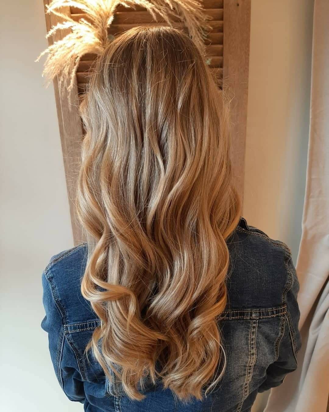 Photo cheveux blond mèche long salon de coiffure et institut de beauté Miss Hair coiffure et esthétique Caen