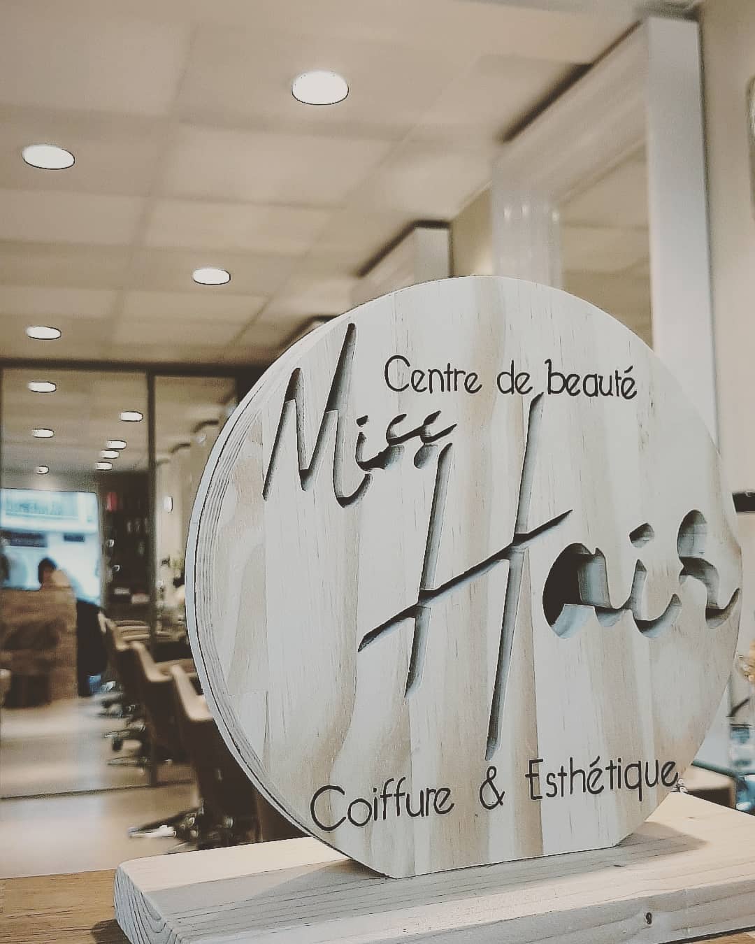 Photo enseigne entrée salon de coiffure et institut de beauté Miss Hair coiffure et esthétique Caen